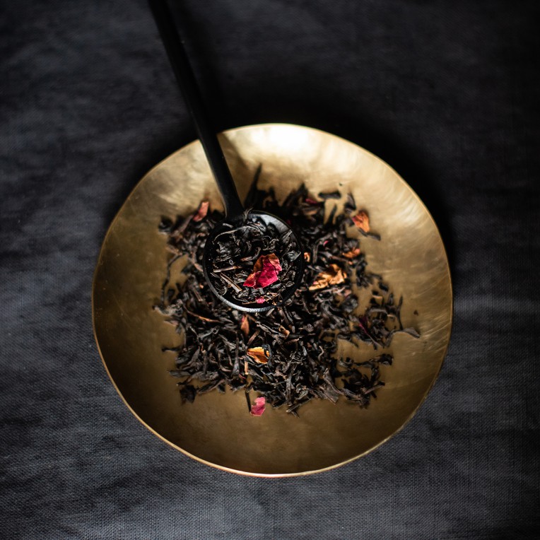 Trà đen kết hợp với hoa hồng tạo nên một loại trà Anh Quốc rất lãng mạn