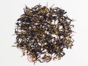 cánh trà đen được làm bằng trà cổ thủ với phương pháp thủ công
